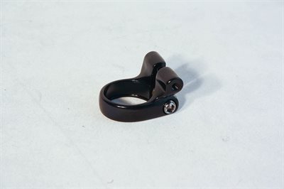 Spændebånd t. sadelpind - 31,8mm alu sort