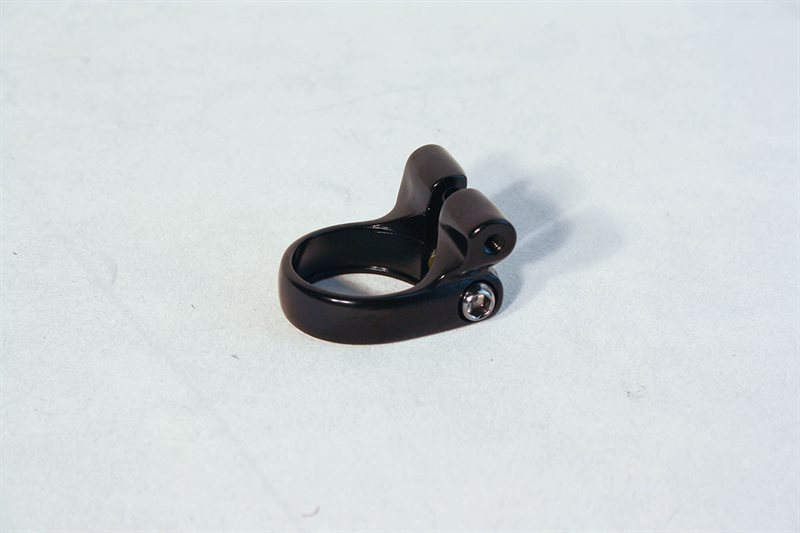 Spændebånd t. sadelpind - 31,8mm alu sort